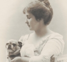 Portret Heleny Paderewskiej  siedzącej na kozetce z psem.
