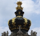 Zwieńczenie Bramy Koronnej Zwingera w Dreźnie z widocznymi polskimi orłami i koroną królewską.