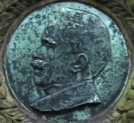 Medalion z wizerunkiem Zygmunta Straszewicza z jego grobu na warszawskich Powązkach.