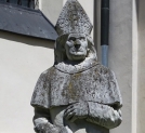 Pomnik kardynała Zbigniewa Oleśnickiego przy kościele św. Jana Ewangelisty w Pińczowie.