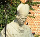 Pomnik św. Stanisława przed bazyliką św. Marii Magdaleny i św. Stanisława w Szczepanowie.