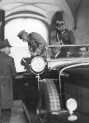 Przybycie samochodem marszałka Józefa Piłsudskiego na uroczystość zaprzysiężenia rządu premiera Aleksandra Prystora (fot. Jan Binek, 27 maja 1931 r.)