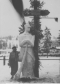 Rzeźbiarka Olga Niewska obok ulepionego przez siebie ze śniegu posągu legionisty w marcu 1934 roku.