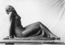 Rzeźba dłuta artystki rzeźbiarki Olgi Niewskiej "Przebudzenie".