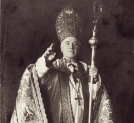 Biskup Józef Sebastian Pelczar błogosławi wiernych.