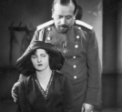 Jadwiga Smosarska jako Rena Czarska i Bogusław Samborski jako pułkownik żandarmerii Sierow w jednej ze scen filmu „Na Sybir”.