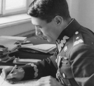 Julian Stachiewicz - generał brygady, szef  Wojskowego Biura Historycznego - fotografia sytuacyjna przy biurku.