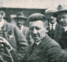„Znakomity kierowca raidowy inż. H. Liefeldt na zwycięskiej maszynie Austro-Daimler”.