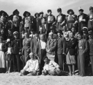 Fotografia grupowa reżyserów, aktorów i gości na planie filmu "Przeor Kordecki - obrońca Częstochowy" z 1934 r. .