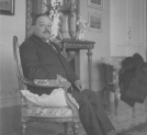 Raoul Koczalski - kompozytor, pianista siedzi na krześle.