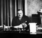 Bronisław Nakoniecznikow-Klukowski, wiceminister spraw wewnętrznych, w gabinecie pracy.
