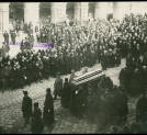 Kondukt pogrzebowy Tadeusza Rutowskiego przed ratuszem we Lwowie, 3.04.1918 r.