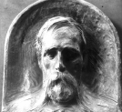 Płaskorzeźba dłuta artysty rzeźbiarza Karola Hukana przedstawiająca Adama Asnyka.