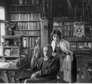 Jan Kasprowicz z żoną Marią w swojej bibliotece w willi "Harenda".