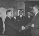Delegacja miasta Poznania wręcza wojewodzie Arturowi Maruszewskiemu czek na pierwszą połowę zadeklarowanej sumy 100000 zł, na Fundusz Obrony Narodowej w lipcu 1936 roku.