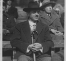 Jan Stankiewicz, dziennikarz - siedzi na ławce w kapeluszu.