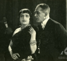 Maria Gorczyńska i Kazimierz Junosza-Stępowski w filmie Aleksandra Hertza "Ziemia obiecana"  z 1927 roku.