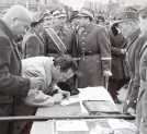 Otwarcie odbudowanego mostu Poniatowskiego - podpisy dokumentów, 22.07.1946 r.
