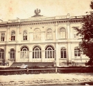Widok fasady  Aleksandryjsko-Maryjskiego Instytutu Wychowania Panien (dawny Instytut Szlachecki) przy ul. Wiejskiej w Warszawie.