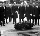 Złożenie kwiatów na Grobie Nieznanego Żołnierza w Brukseli przez członków Poselstwa Polskiego.