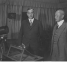 Minister komunikacji Juliusz Eberhardt i wojewoda warszawski Władysław Jaroszewicz przed mikrofonem Polskiego Radia w 1933 r.