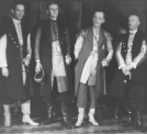 Przedstawiciele rodów szlacheckich dawnej Rzeczypospolitej w strojach tradycyjnych podczas ślubu Gabriela de Bourbon z Cecylią Lubomirską w Krakowie, 1932