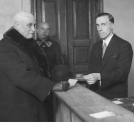 Minister rolnictwa Leon Janta-Połczyński podczas głosowania w czasie wyborów do Sejmu w 1930 r.