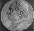 Medalion autorstwa artysty rzeźbiarza Stanisława Lewandowskiego przedstawiający biskupa Władysława Bandurskiego.