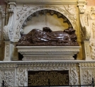Grobowiec biskupa Benedykta Izdbieńskiego w katedrze poznańskiej.