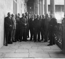 Członkowie Krajowego Komitetu Restauracji Zamku Królewskiego na Wawelu w lipcu 1930 r.