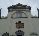 Fasada kościoła Wniebowzięcia Najświętszej Marii Panny w Węgrowie z tablicą fundacyjną.