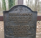 Tabliczka na grobie Feliksa Sawickiego, na cmentarzu zakładu dla ociemniałych w Laskach pod Warszawą.
