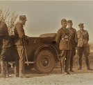 Wojskowi przy samochodzie w Święto Żołnierza 15.08.1932 r.
