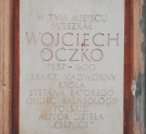 Tablica na kamienicy przy ul. Piwnej na warszawskim Starym Mieście, w miejscu gdzie mieszkał Wojciech Oczko.
