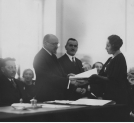 Rektor Akademii Stomatologicznej w Warszawie profesor Roman Nitsch wręcza dyplom jednej z absolwentek akademii 8.12.1933 r.