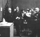 Otwarcie jubileuszowej wystawy artysty rzeźbiarza Antoniego Madeyskiego w Zachęcie w Warszawie w październiku 1935 r.