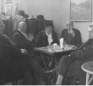 Grupa artystów w kawiarni Instytutu Propagandy Sztuki w Warszawie w 1933 r.