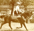 Julia Puszetowa podczas jazdy na koniu.