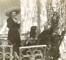 Julia Puszetowa w towarzystwie matki i kapitana Campbella-Crooka na tarasie w Oporowej.