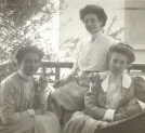 Julia Puszetowa w towarzystwie Zofii Żółtowskiej i Marii Puszet w Viareggio.