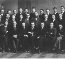 Abiturienci Polskiego Gimnazjum Realnego im. Juliusza Słowackiego w Orłowej na Zaolziu w Czechosłowacji w otoczeniu nauczycieli, 1920 rok.