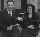 Radca Ambasady RP w Paryżu Anatol Mühlsteinw towarzystwie małżonki - córki barona Rotszilda w Hotelu Europejskim 1.06.1932 r.