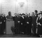Odsłonięcie popiersia Aleksandra Zelwerowicza w foyer Teatru Narodowego w Warszawie w maju 1936 roku.