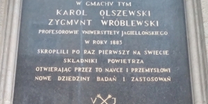 Tablica ku czci Olszewskiego i Wróblewskiego.