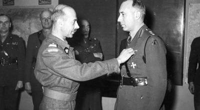  Naczelny Wódz gen. Tadeusz Bór-Komorowski dekoruje odznaczeniem brytyjskiego pułkownika Mitchela, Londyn, 11.06.1945 r.  