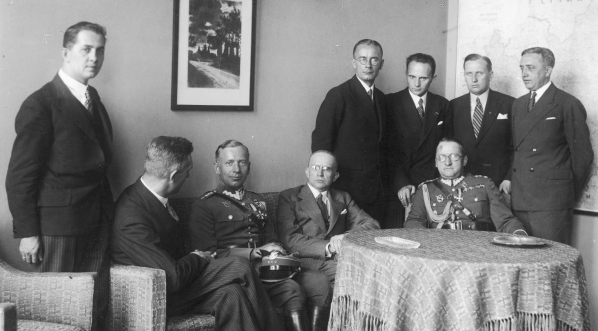  Uczestnicy spotkania w Ministerstwie Komunikacji związanego z lotem kapitana Stanisława Skarżyńskiego nad południowym Atlantykiem, 3.08.1933 r.  