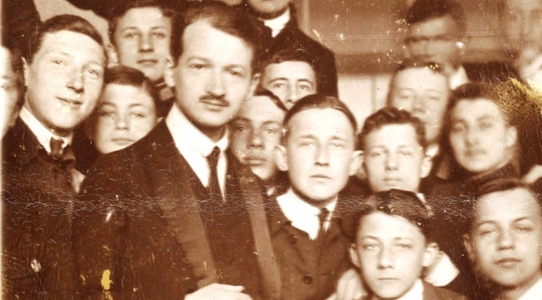  Wacław Borowy z uczniami w gimnazjum im. Jana Zamoyskiego w Warszawie w 1917 roku.  