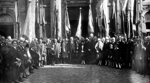  Uroczystość poświęcenia chorągwi Zgromadzenia Podmistrzów Zegarmistrzowskich, Warszawa październik 1927 roku.  