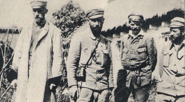  Edward Rydz-Śmigły i Kazimierz Dąbrowa-Młodzianowski wraz z Legionistami, 1915 rok.  