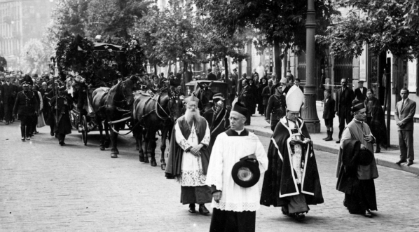  Pogrzeb wojewody kieleckiego Ignacego Manteuffla w Warszawie w sierpniu 1927 roku.  